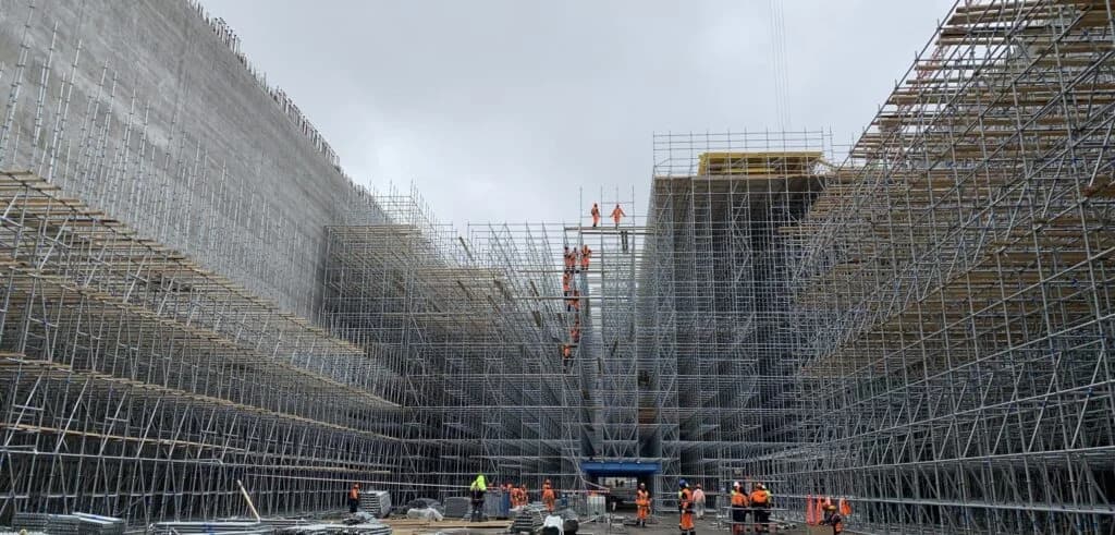 大規模な枠組足場の内部通路